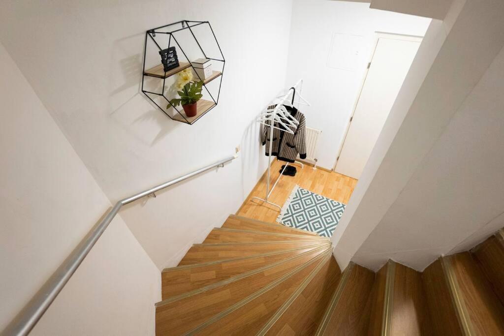 Stylish 2 Floor Penthouse • 15 Min To City Center Wina Bagian luar foto